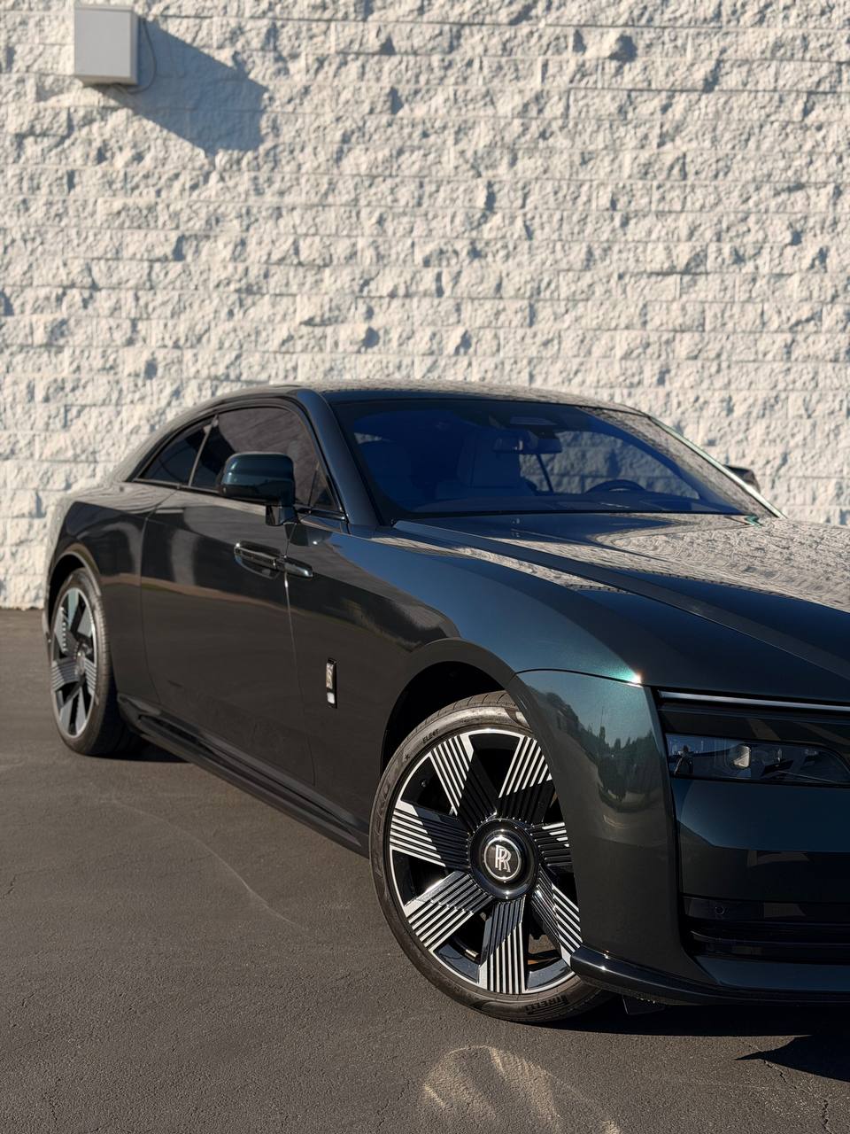 Metallic green vinyl finish on the Rolls-Royce Spectre